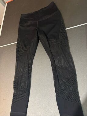 Victoria Secret Sport Size M Black Mesh Panel Leggings